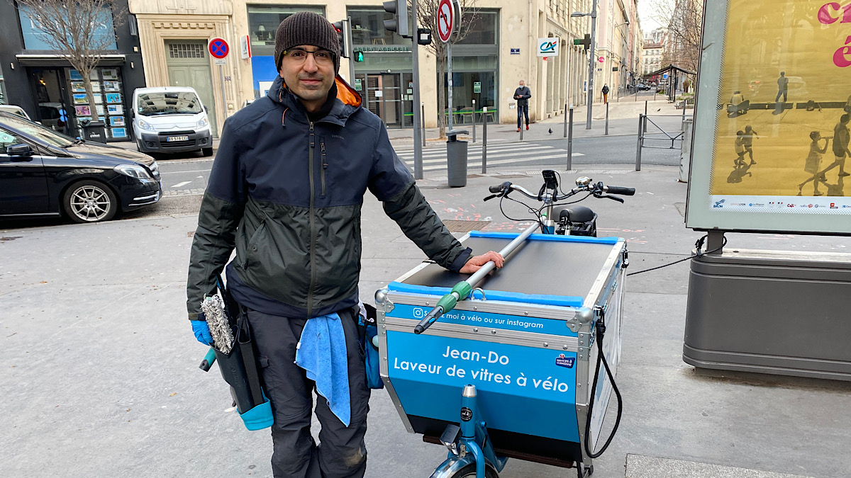 Il abandonne son travail d'opticien pour devenir laveur de vitres à vélo