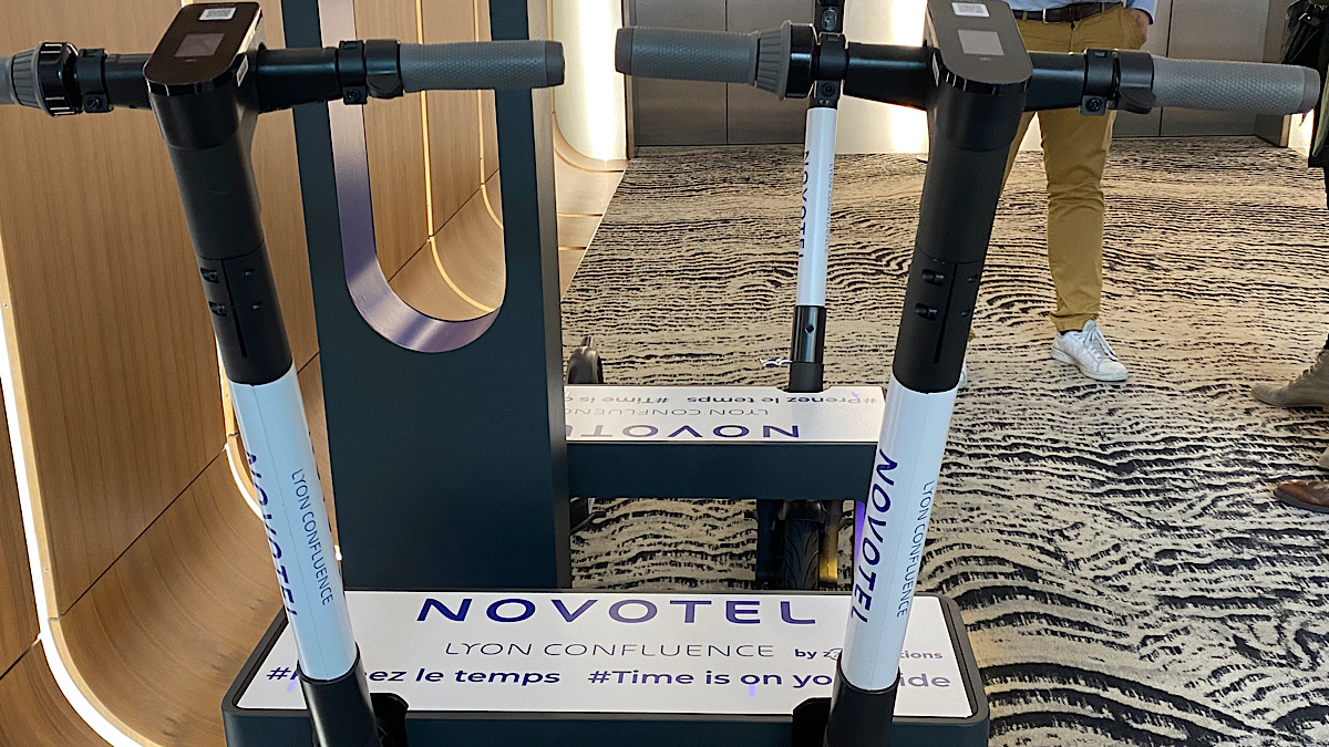 Des trottinettes dans le hall du Novotel Confluence