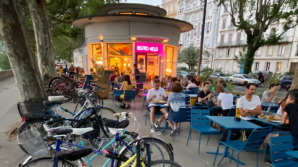 Velcroc : un bar-restaurant atelier autour du vélo